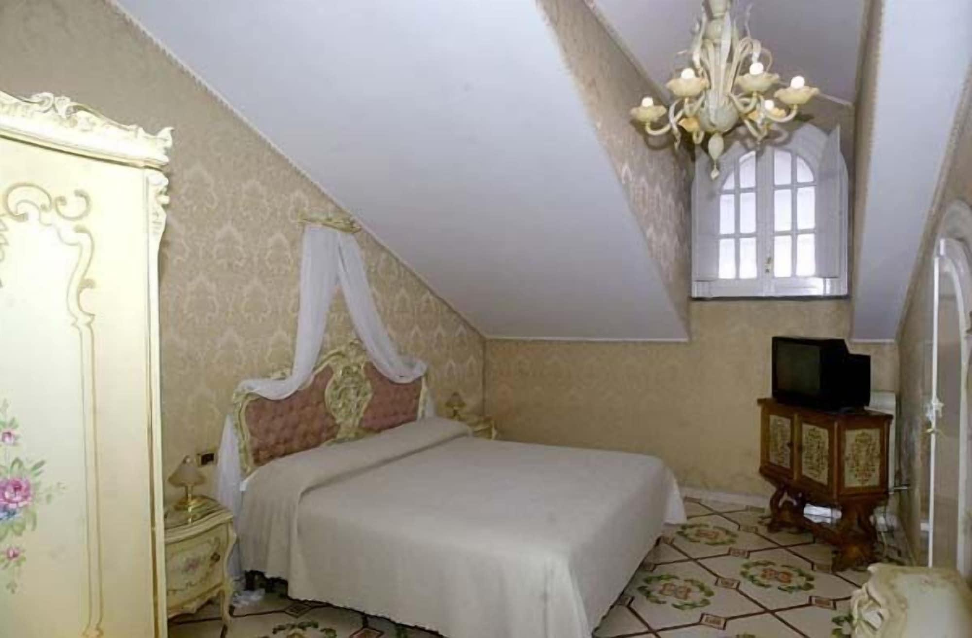Grand Hotel La Sonrisa SantʼAntonio Abate Esterno foto A room at the hotel