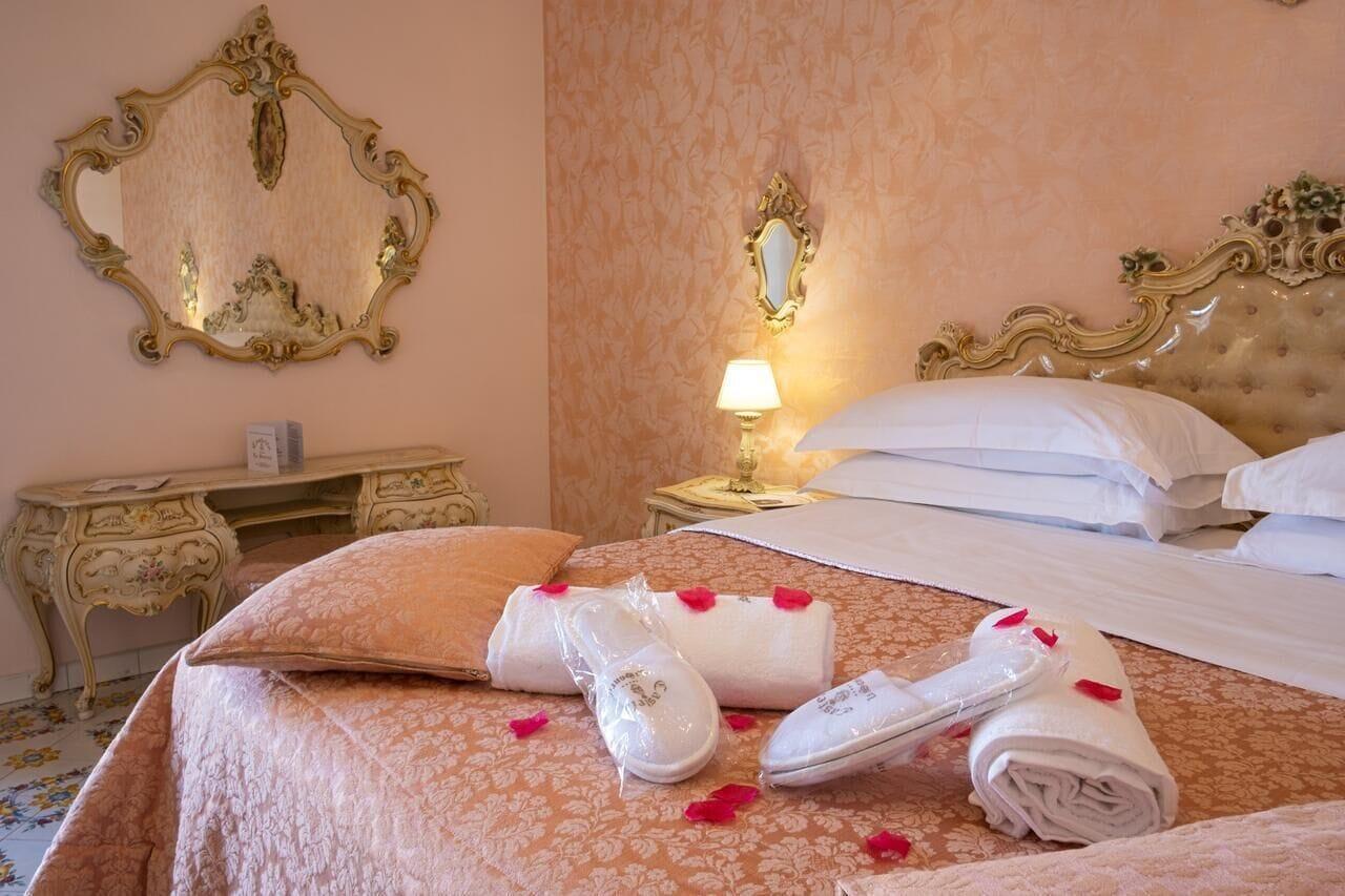 Grand Hotel La Sonrisa SantʼAntonio Abate Esterno foto A bedroom at the hotel