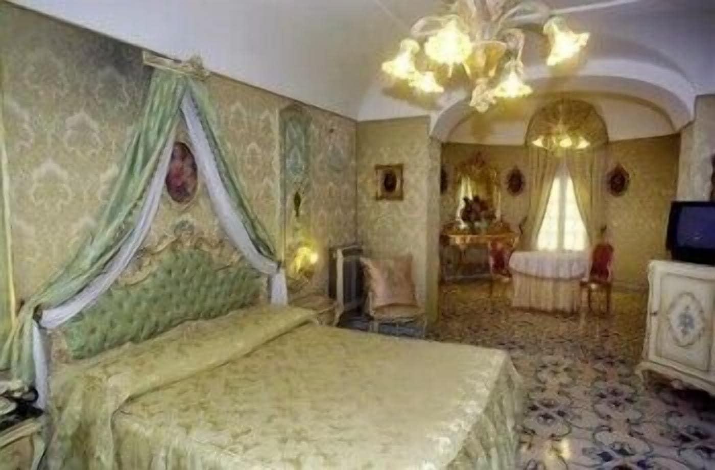 Grand Hotel La Sonrisa SantʼAntonio Abate Esterno foto A room at the hotel