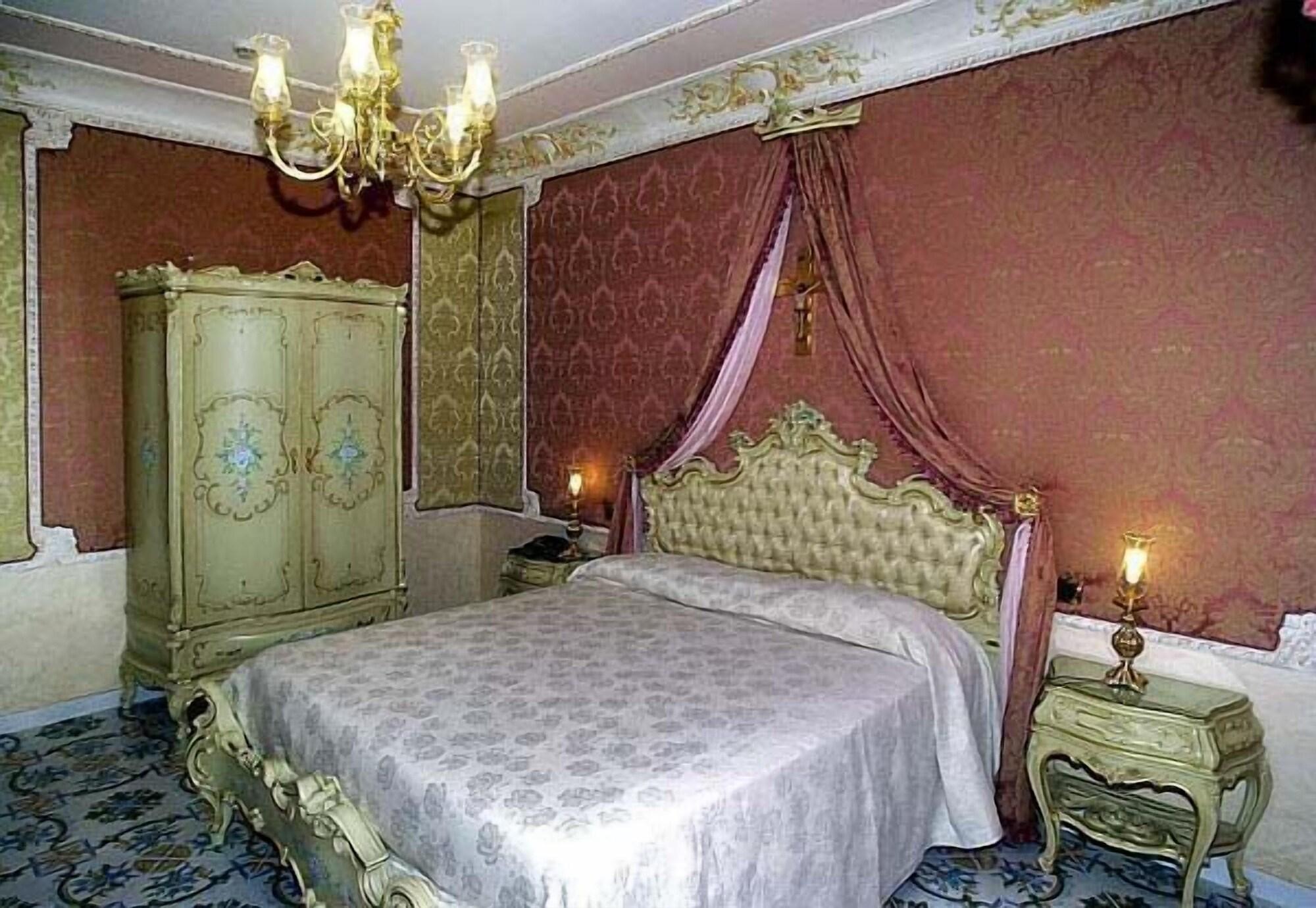 Grand Hotel La Sonrisa SantʼAntonio Abate Esterno foto A bedroom