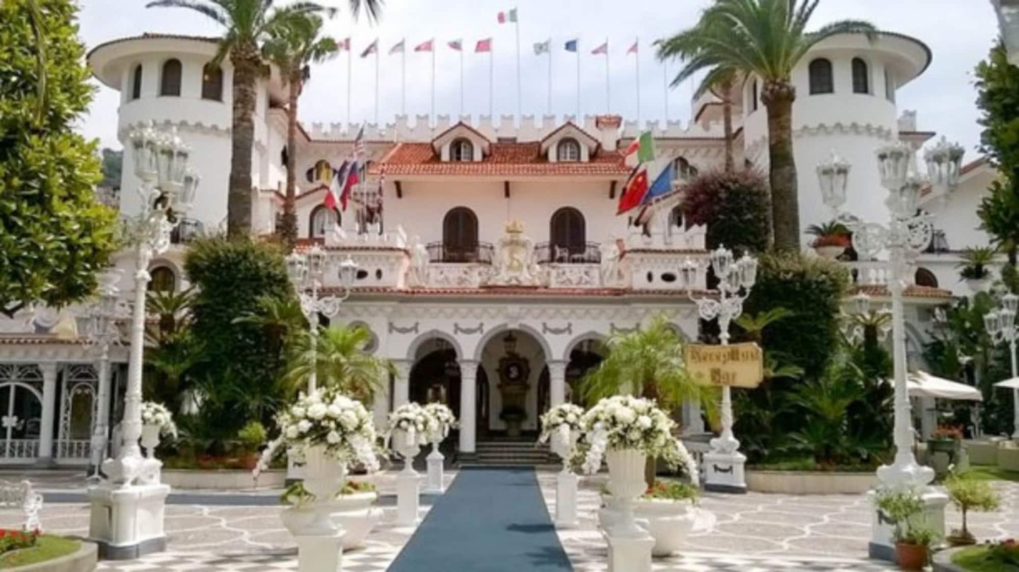 Grand Hotel La Sonrisa SantʼAntonio Abate Esterno foto The Beverly Hills Hotel