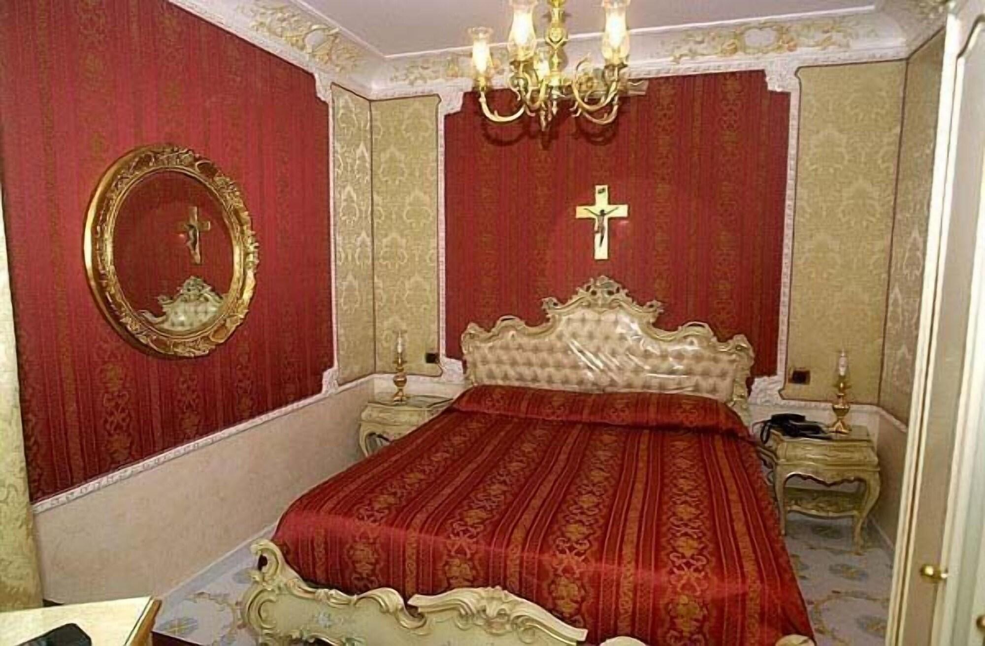 Grand Hotel La Sonrisa SantʼAntonio Abate Esterno foto A bedroom in the hotel