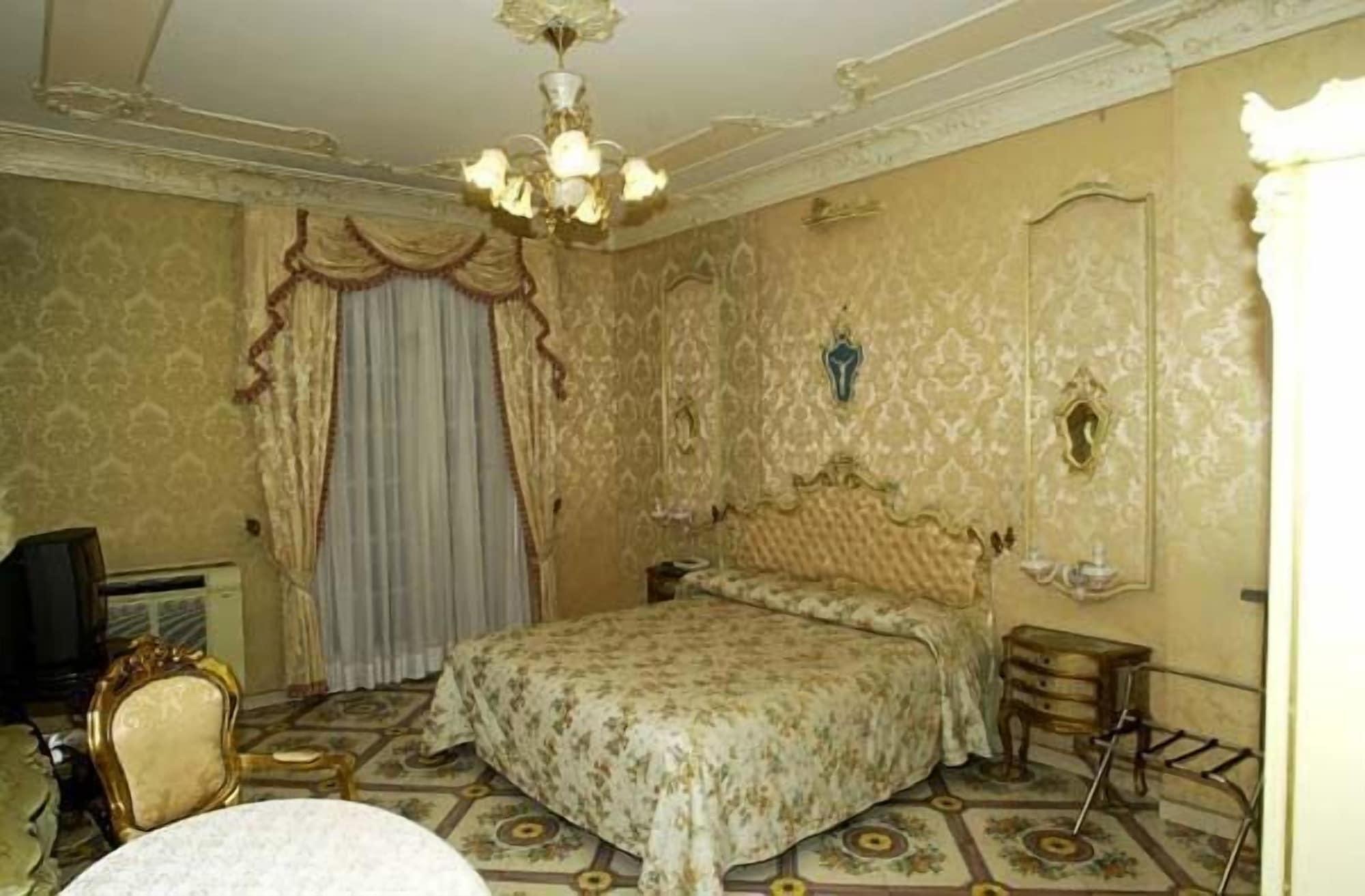 Grand Hotel La Sonrisa SantʼAntonio Abate Esterno foto A bedroom