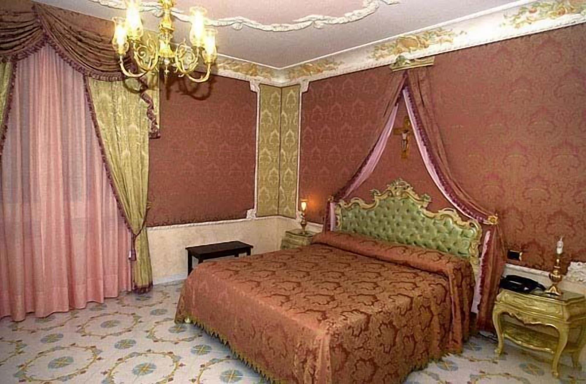 Grand Hotel La Sonrisa SantʼAntonio Abate Esterno foto A bedroom at the hotel