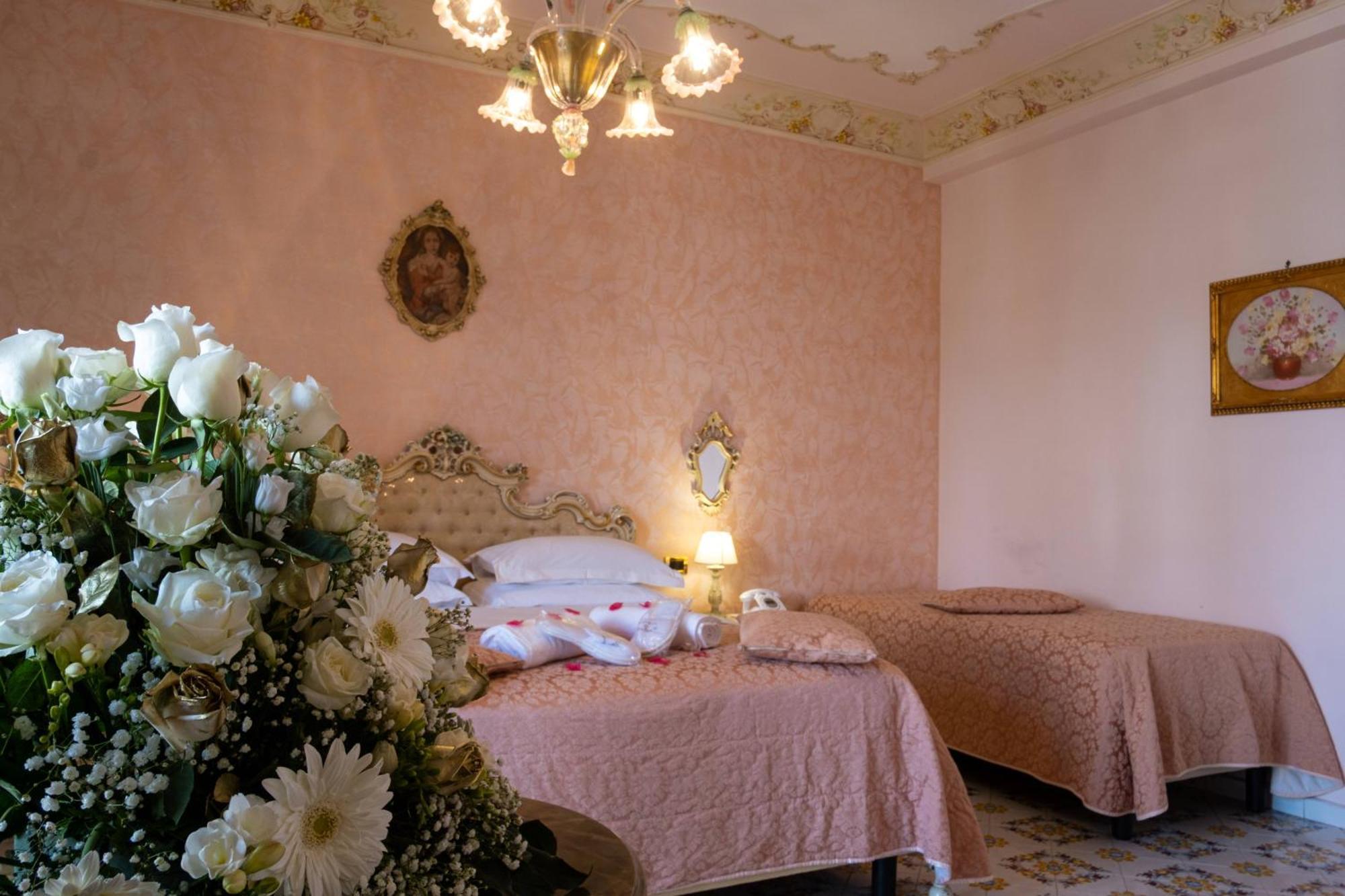 Grand Hotel La Sonrisa SantʼAntonio Abate Esterno foto A room at the hotel