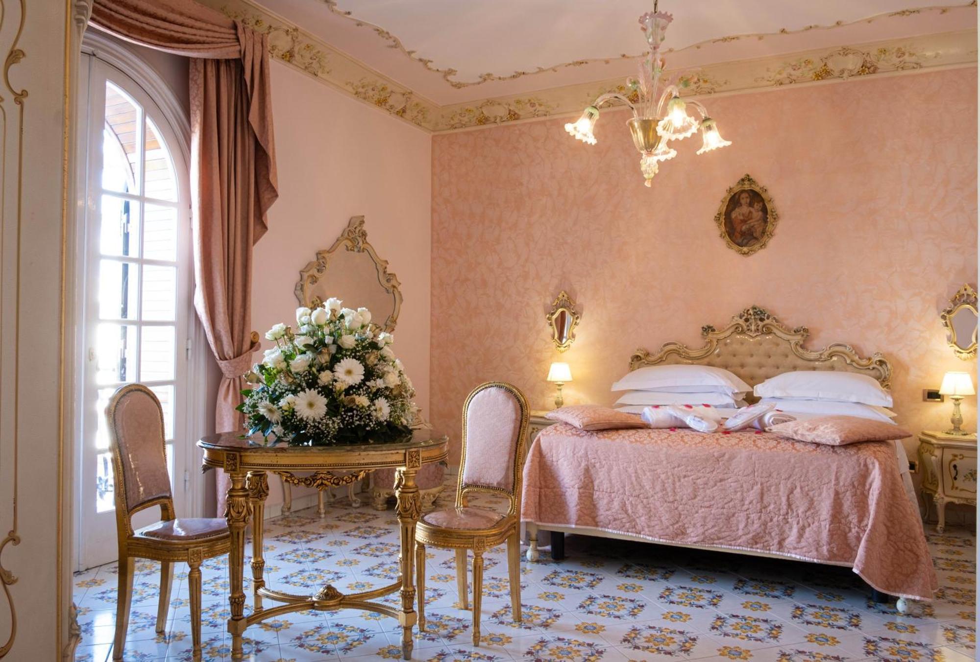 Grand Hotel La Sonrisa SantʼAntonio Abate Esterno foto A room at the hotel