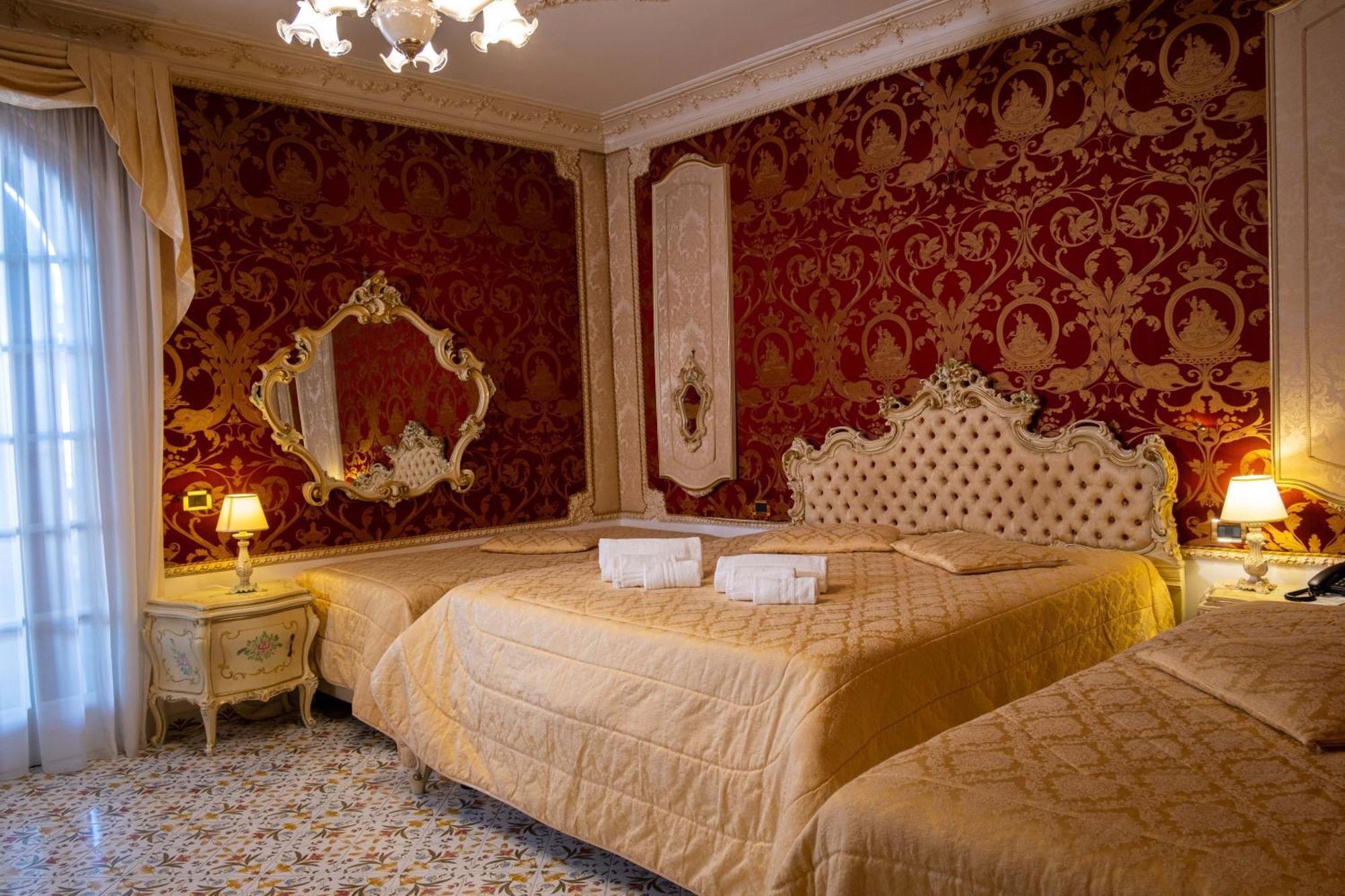 Grand Hotel La Sonrisa SantʼAntonio Abate Esterno foto A room at the hotel