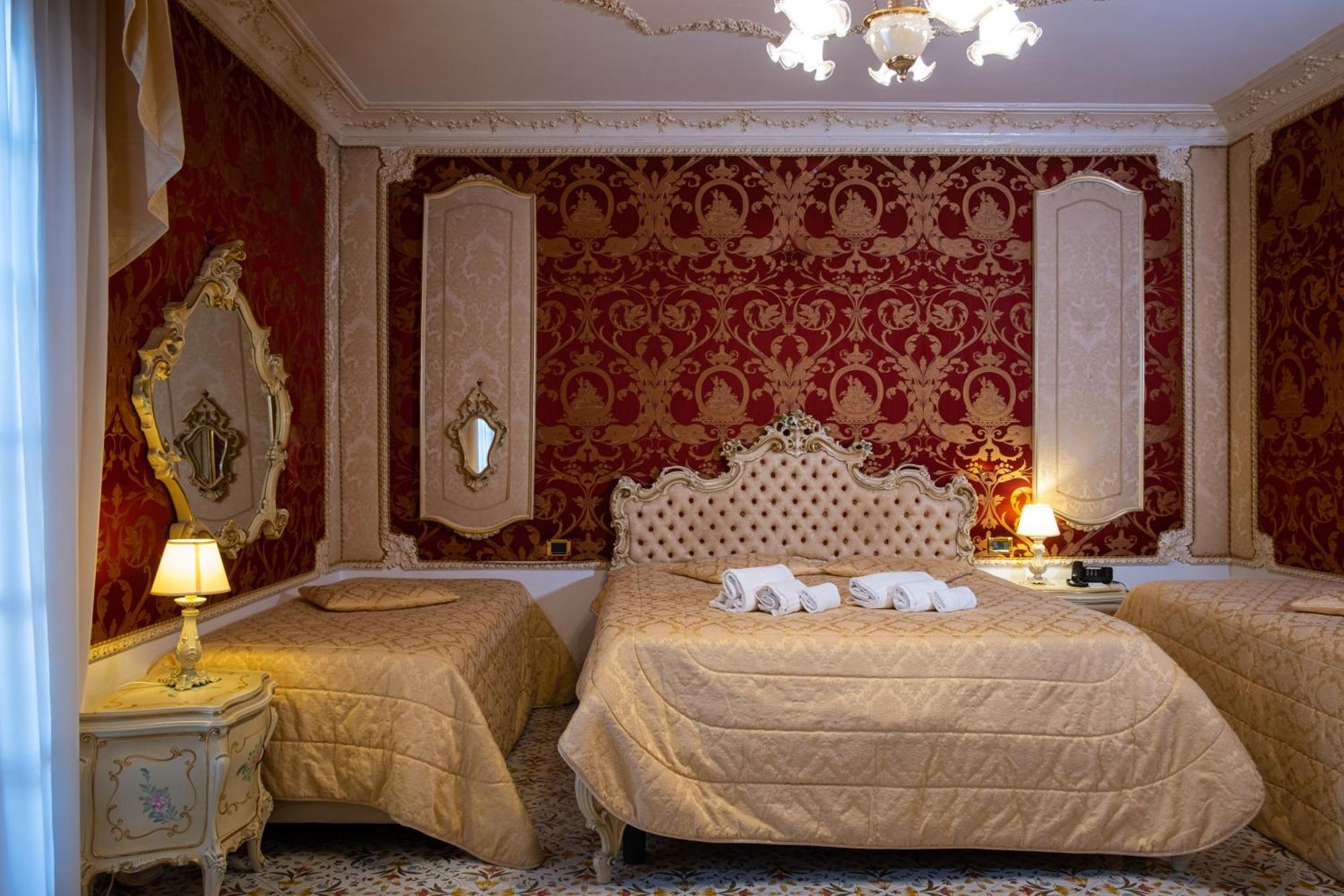 Grand Hotel La Sonrisa SantʼAntonio Abate Esterno foto A bedroom at the hotel